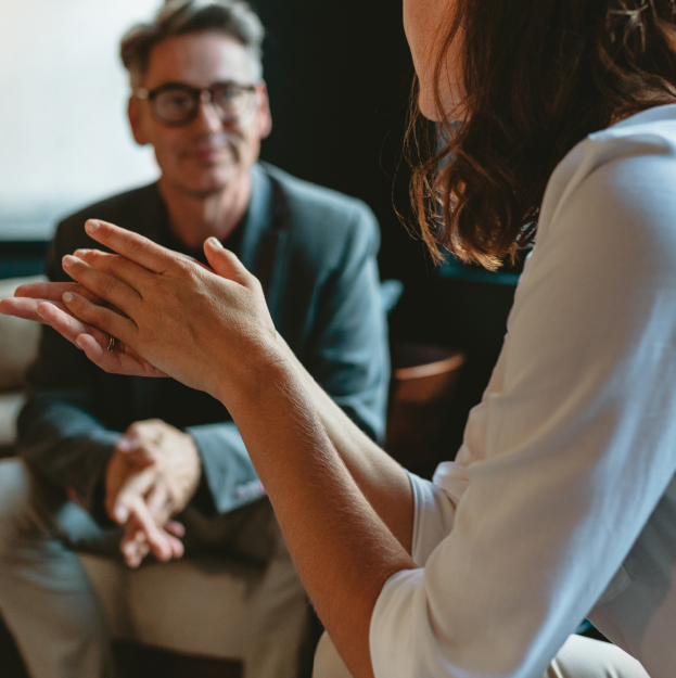 Échange entre deux professionnel(le)s en entretien