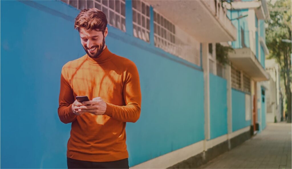 Personne consultant son téléphone pour suivre ses son solde ticket restaurant via Swile