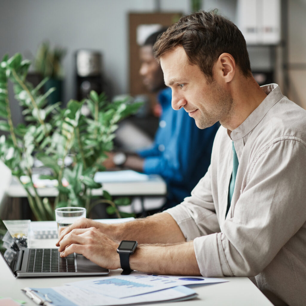 Collaborateur Optineris en train de travailler sur ordinateur