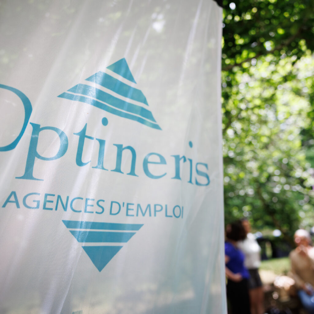 Identité Optineris mise en avant pendant une rencontre d’équipe via un drapeau