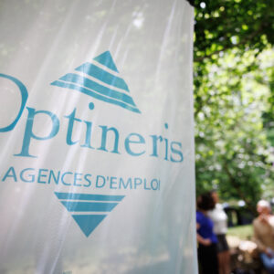 Identité Optineris mise en avant pendant une rencontre d’équipe via un drapeau