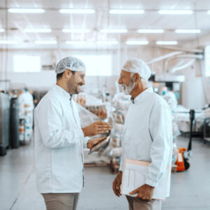 Échange entre deux professionnels en industrie agroalimentaire