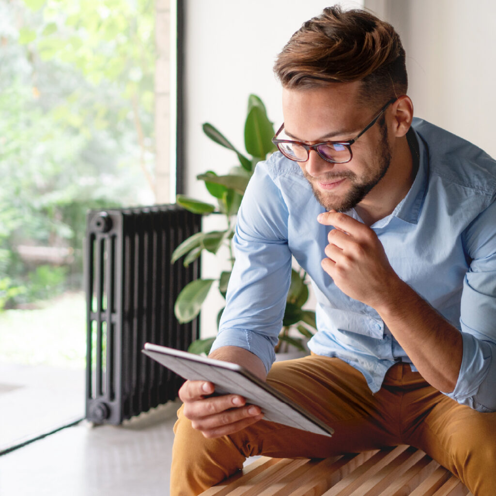 Collaborateur consultant une tablette dans les locaux