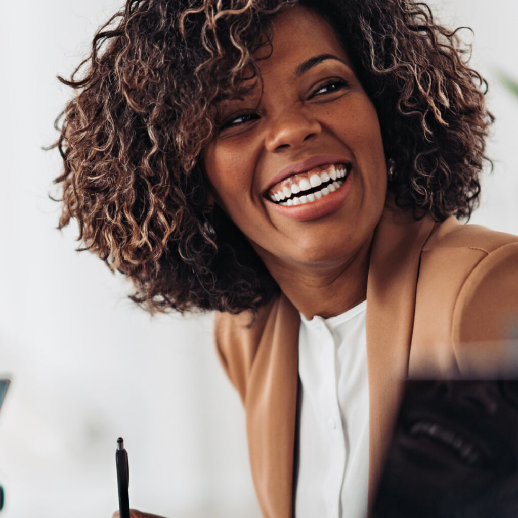 Salariée impliquée dans les échanges d’équipe