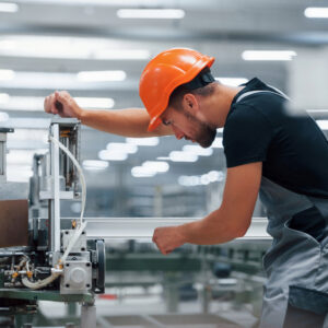 Agent de production en usine, un des secteurs intérim couverts par Optineris